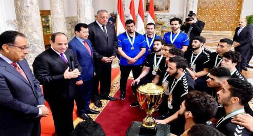 "لقد شرفتمونا وأسعدتمونا".. الرئيس عبد الفتاح السيسي يوجه رسالة لمنتخب اليد